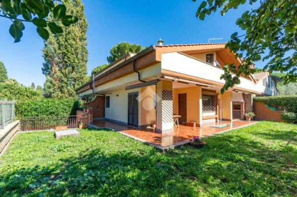 casa indipendente in vendita a Rocca di Papa in zona Grotte Dell'Acqua