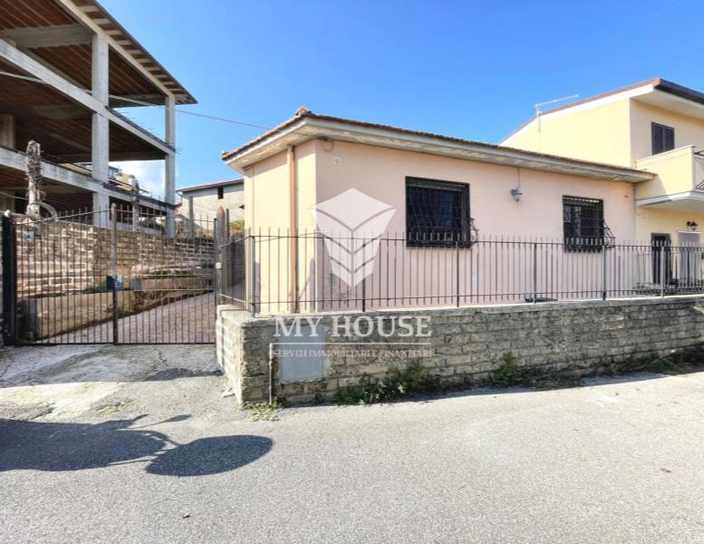 casa indipendente in vendita a Rocca Priora in zona Colle di Fuori