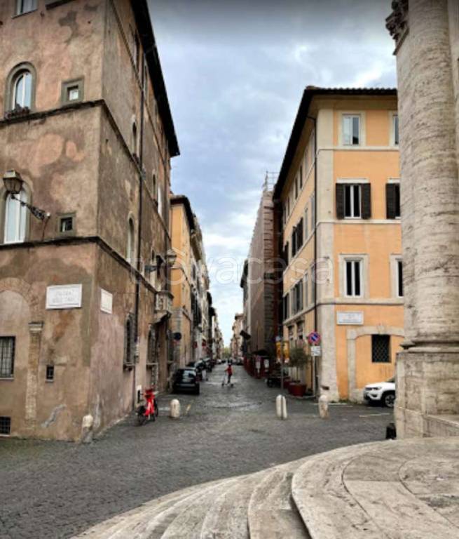 appartamento in vendita a Roma in zona Rione Regola