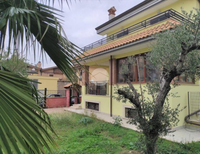 casa indipendente in vendita a Roma in zona Finocchio