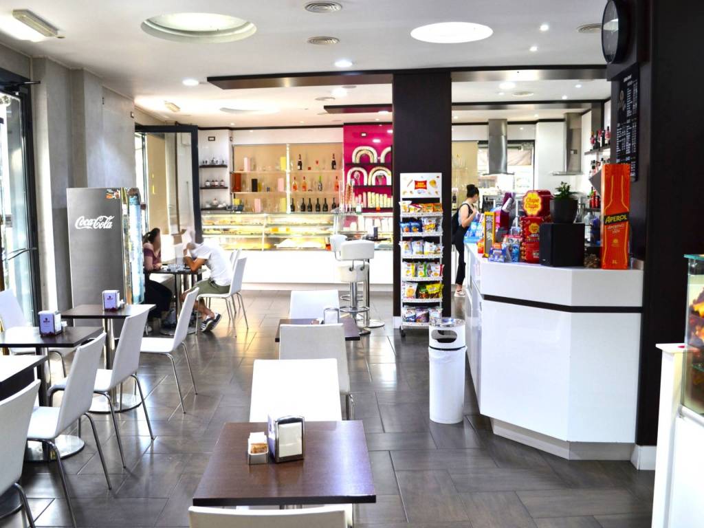 negozio in vendita a Roma in zona Tuscolano