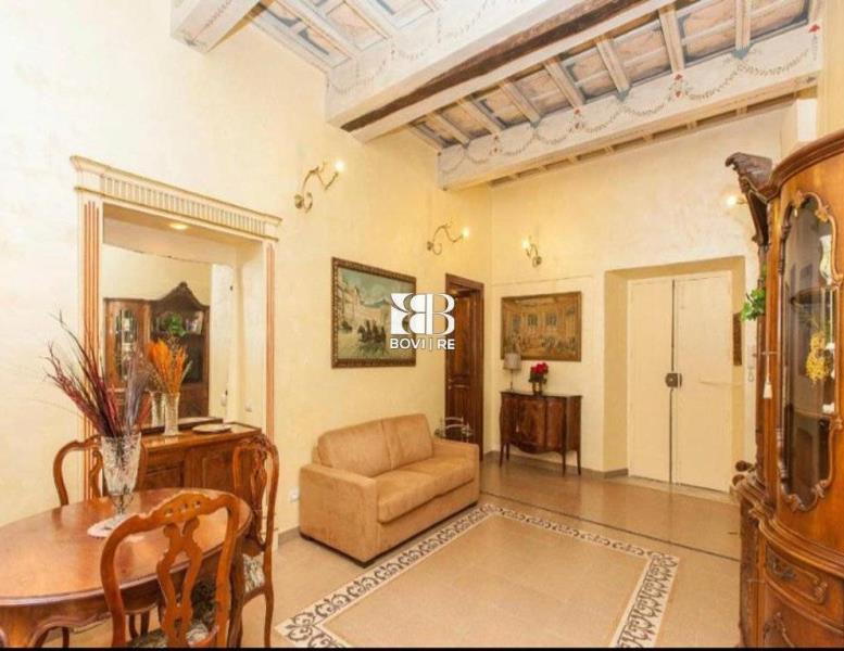 appartamento in vendita a Roma in zona Pigna - Sant'Angelo