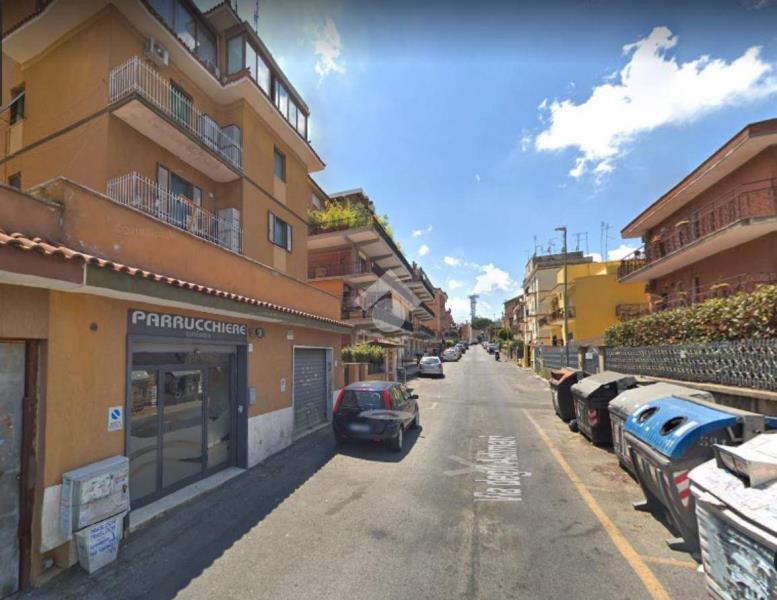 locale commerciale in vendita a Roma in zona Corviale