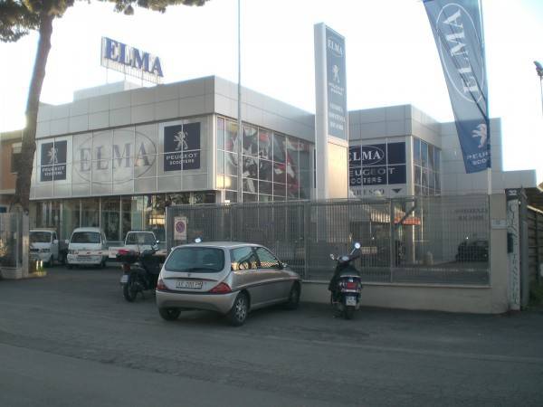 negozio in vendita a Roma in zona Tor Cervara