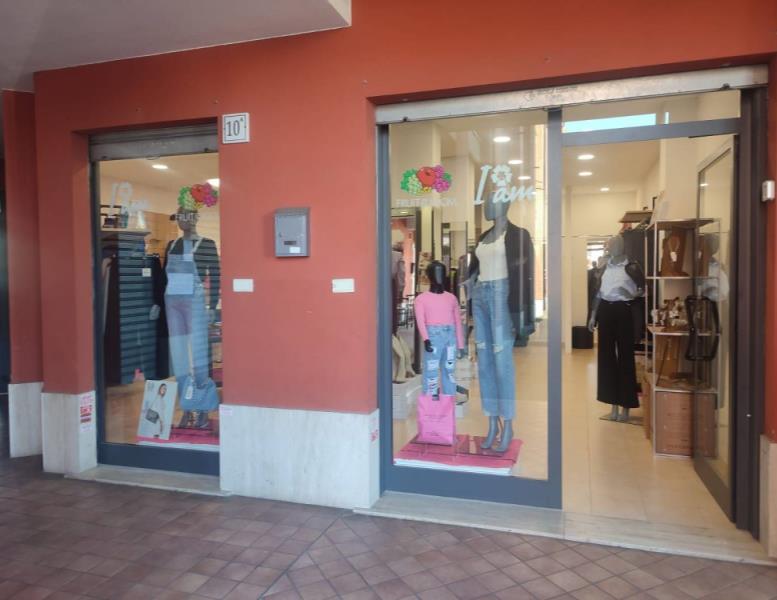 negozio in vendita a Roma in zona Casalotti