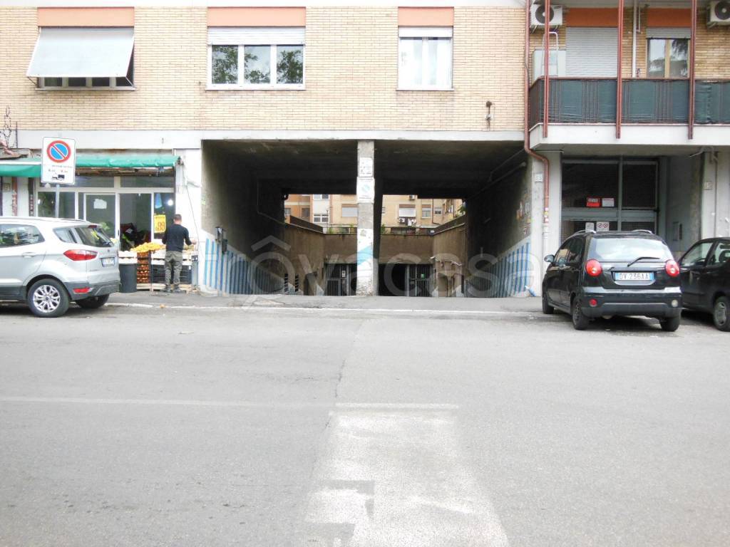 negozio in vendita a Roma in zona Collatino