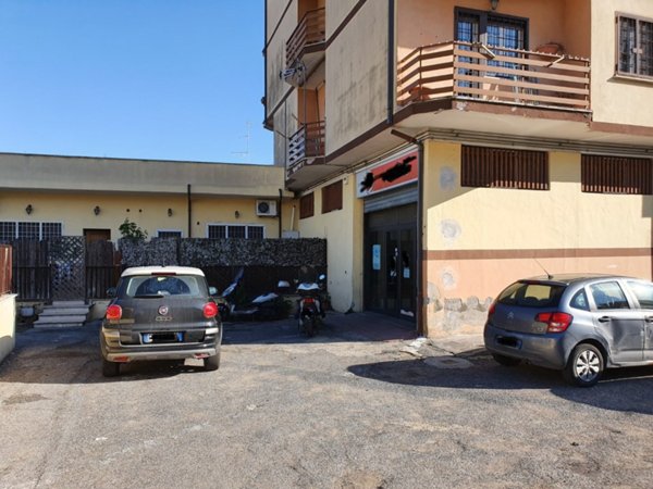 locale commerciale in vendita a Roma in zona Acilia