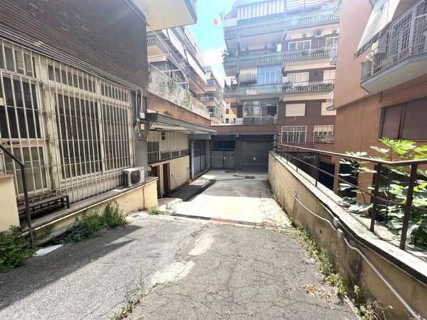 intera palazzina in vendita a Roma in zona Tuscolano