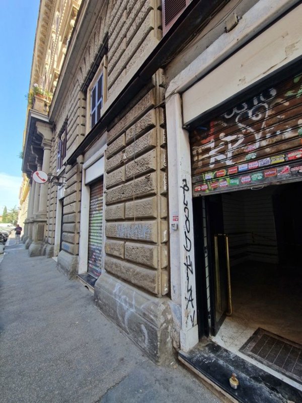 locale commerciale in vendita a Roma in zona Esquilino