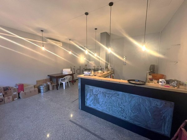 locale commerciale in vendita a Roma in zona Casal Morena