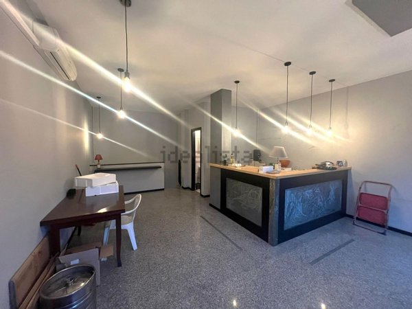 locale commerciale in vendita a Roma in zona Casal Morena