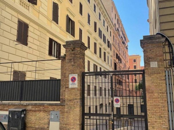 locale commerciale in vendita a Roma in zona Rione Prati