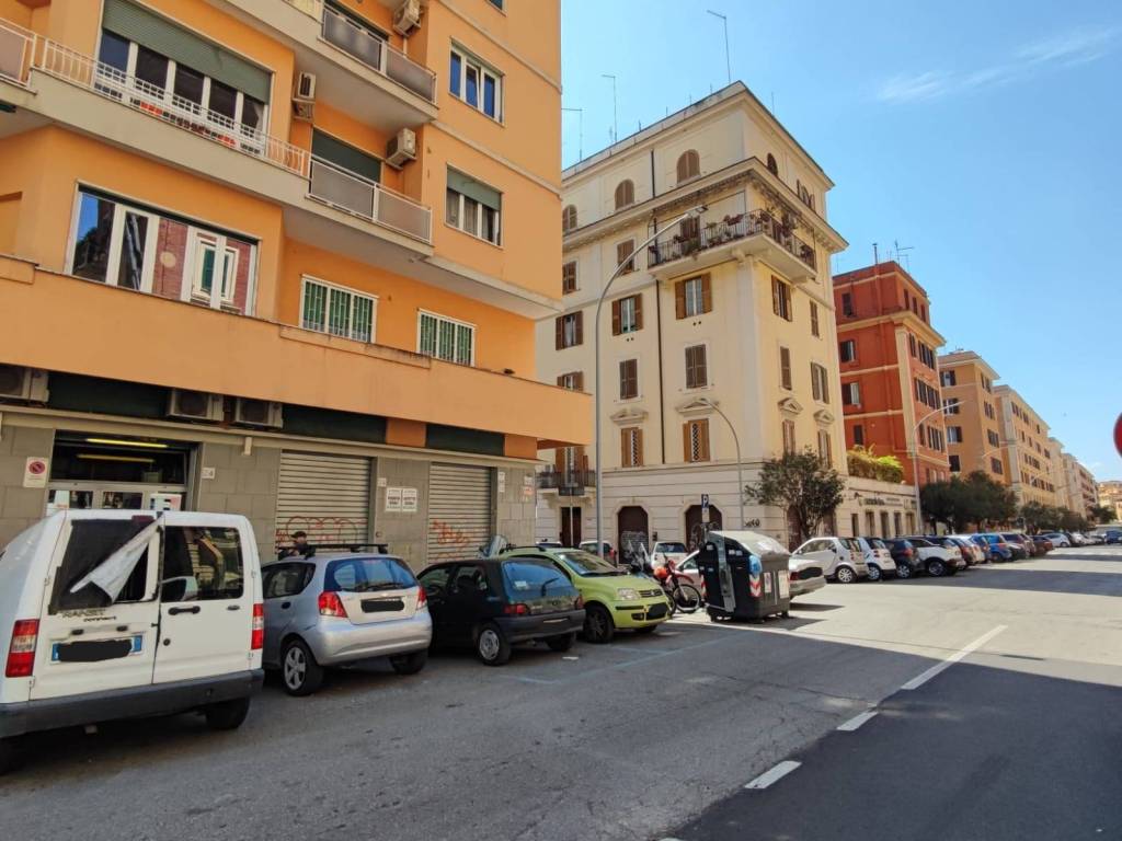 negozio in vendita a Roma in zona Tuscolano