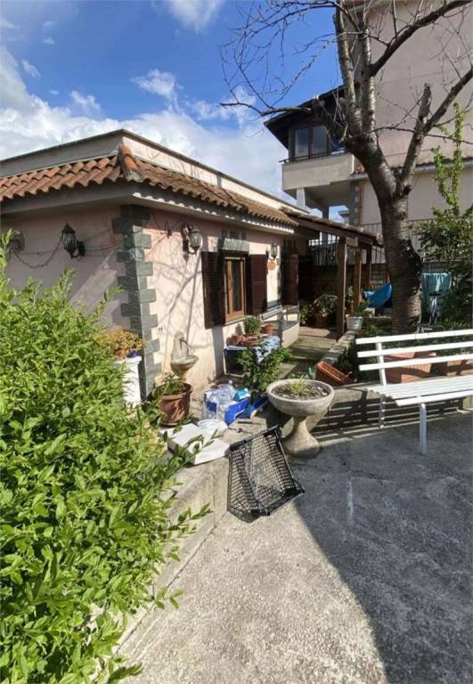 casa indipendente in vendita a Roma in zona Lago Regillo