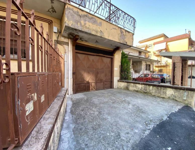 locale di sgombero in vendita a Roma in zona Torre Angela