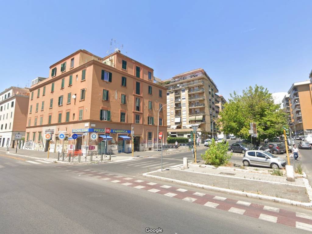 negozio in vendita a Roma in zona Cinecittà