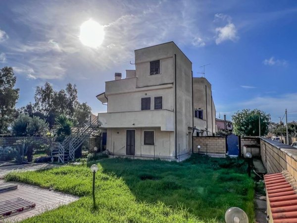 casa indipendente in vendita a Roma in zona Ostia