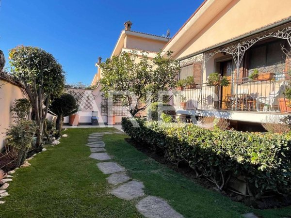 casa indipendente in vendita a Roma in zona Infernetto