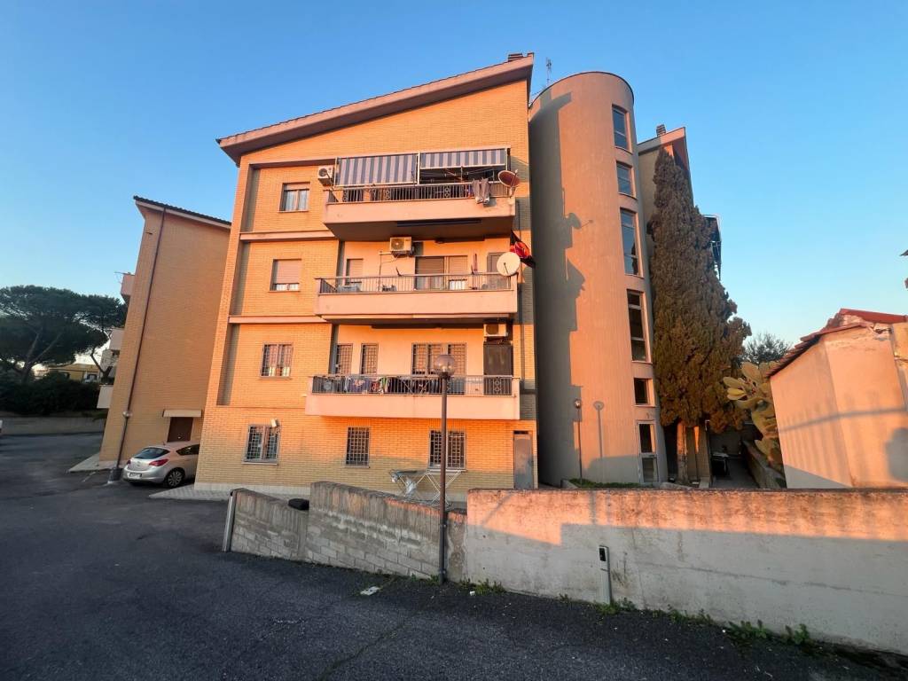 appartamento in vendita a Roma in zona Torre Angela