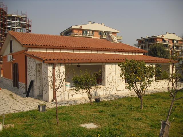 casa indipendente in vendita a Roma in zona Ostia