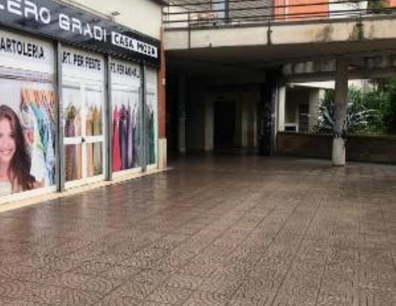 locale commerciale in vendita a Roma