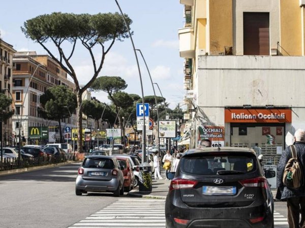 negozio in vendita a Roma in zona Appio Latino
