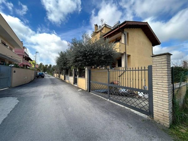 casa indipendente in vendita a Roma in zona Longarina