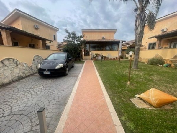 casa indipendente in vendita a Roma in zona Ostia Antica