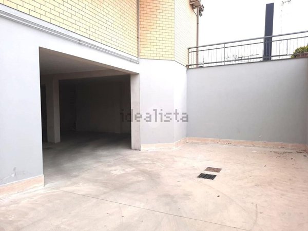 locale di sgombero in vendita a Roma in zona Casal Morena