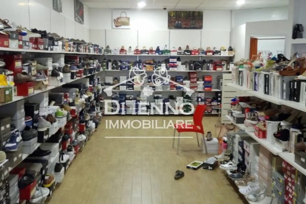 locale commerciale in vendita a Roma in zona Primavalle