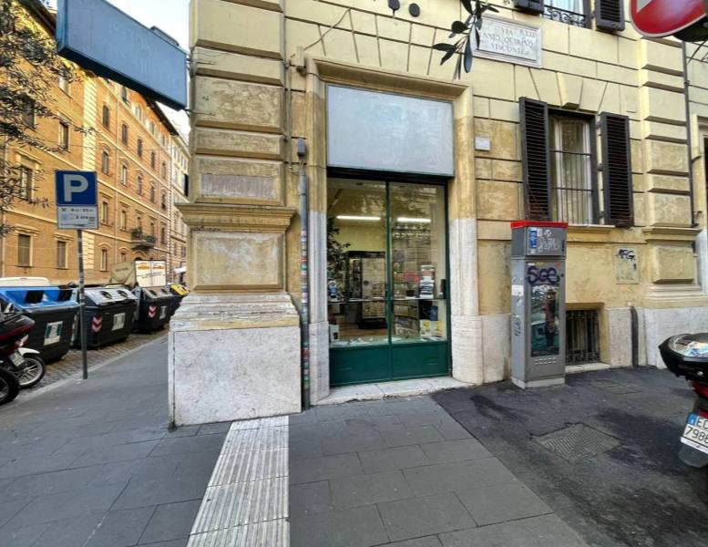 locale commerciale in vendita a Roma in zona Rione Prati