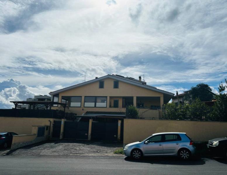 casa indipendente in vendita a Roma in zona Valle Muricana