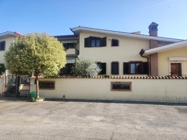 casa indipendente in vendita a Roma in zona Ponte Mammolo
