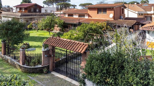 casa indipendente in vendita a Roma in zona Infernetto