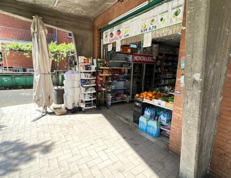 locale commerciale in vendita a Roma in zona Grottarossa