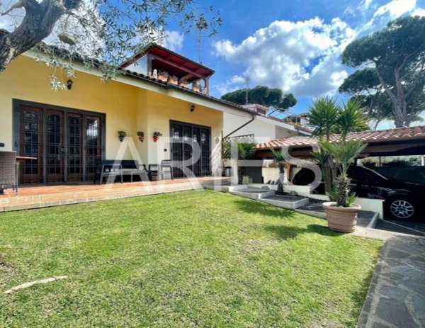 casa indipendente in vendita a Roma in zona Casal Palocco