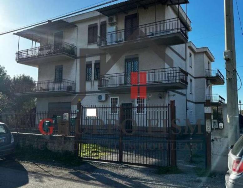 appartamento in vendita a Roma in zona Lago Regillo