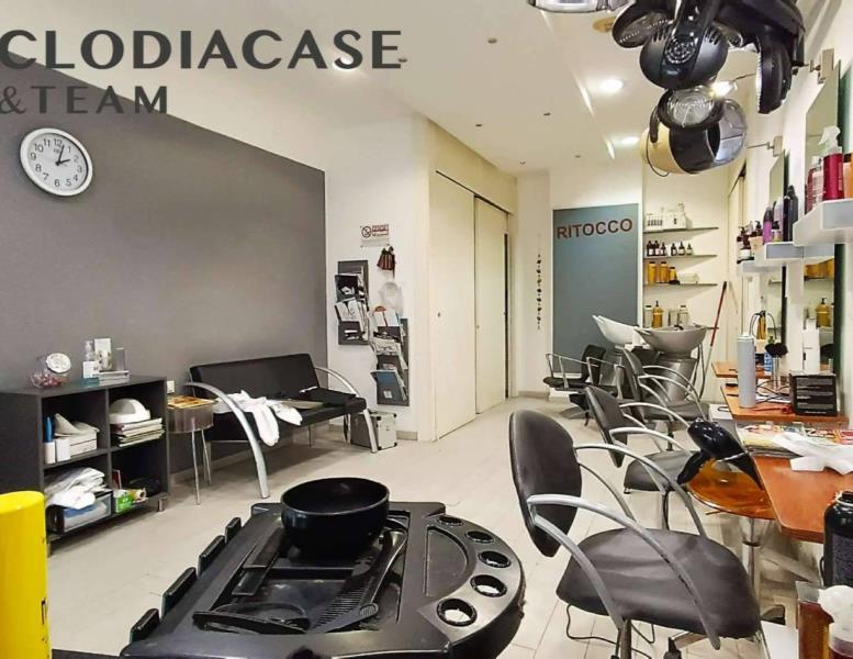 locale commerciale in vendita a Roma in zona Tuscolano