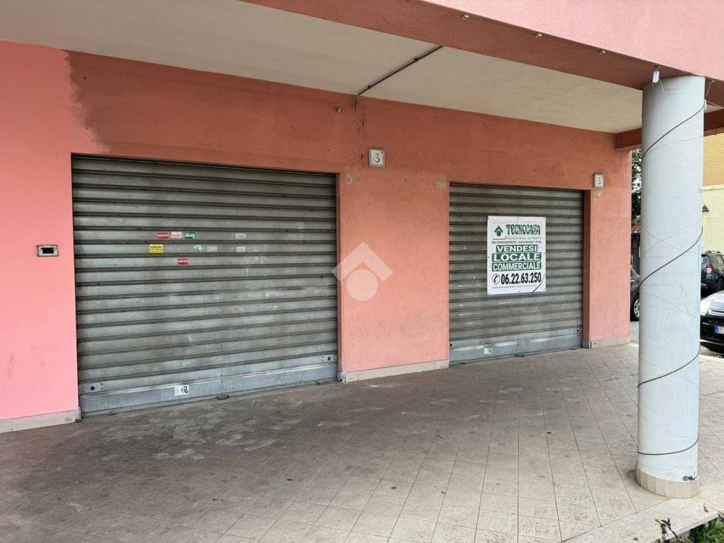 negozio in vendita a Roma in zona Castelverde