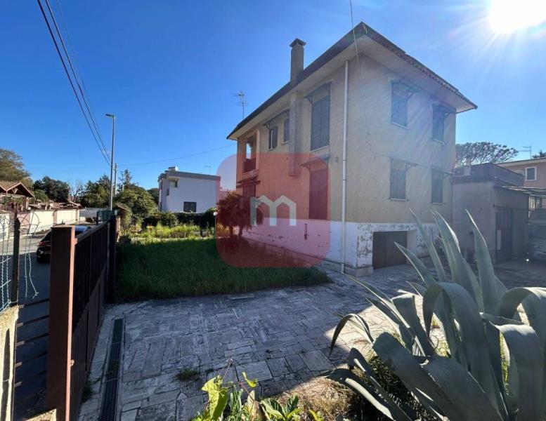 casa indipendente in vendita a Roma in zona Casal Palocco