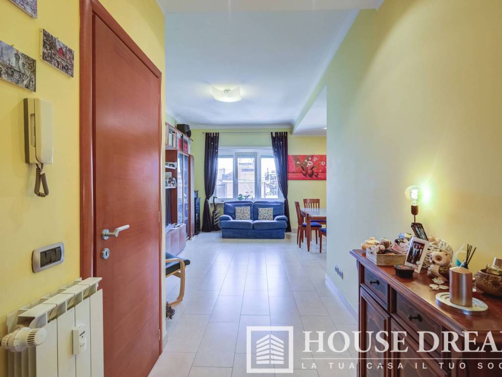appartamento in vendita a Roma in zona Appio Claudio