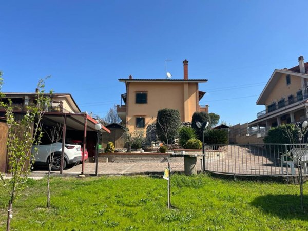 casa indipendente in vendita a Roma in zona Osteria del Curato