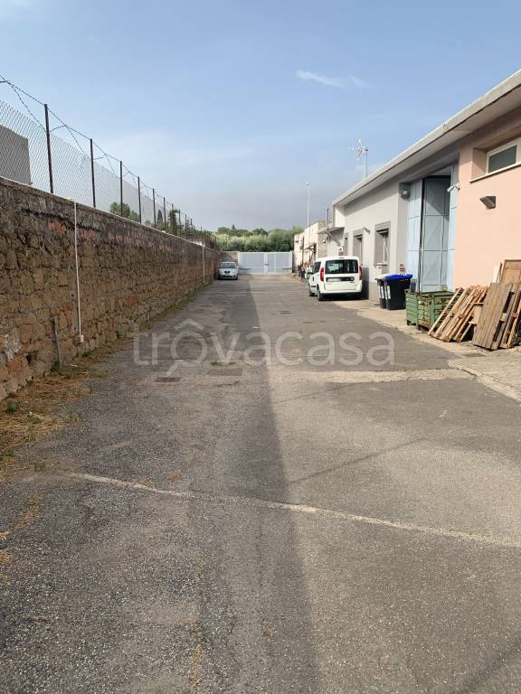 capannone in vendita a Roma in zona Casal Morena