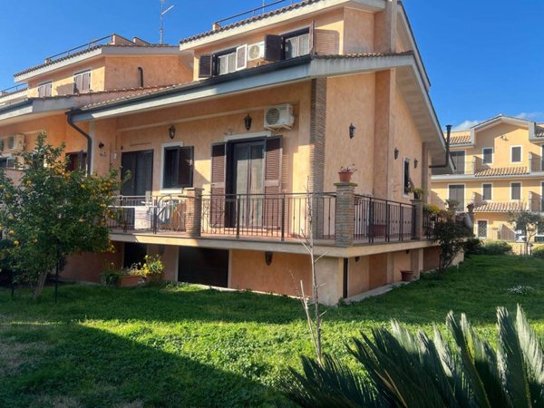 casa indipendente in vendita a Roma in zona Valle Santa