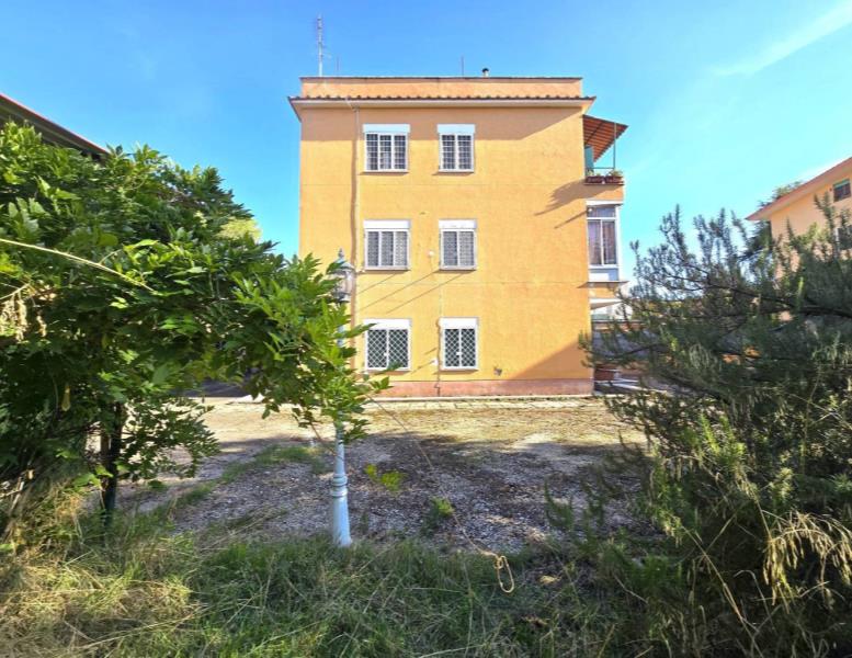 appartamento in vendita a Roma in zona Appio Claudio