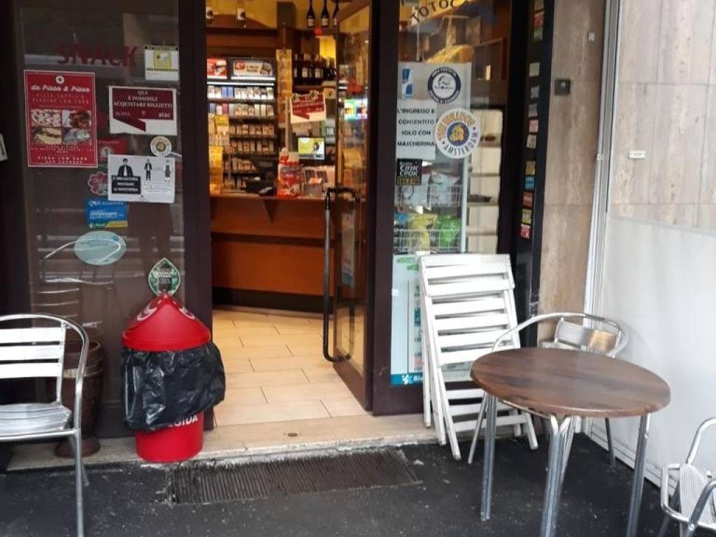 negozio in vendita a Roma in zona Primavalle