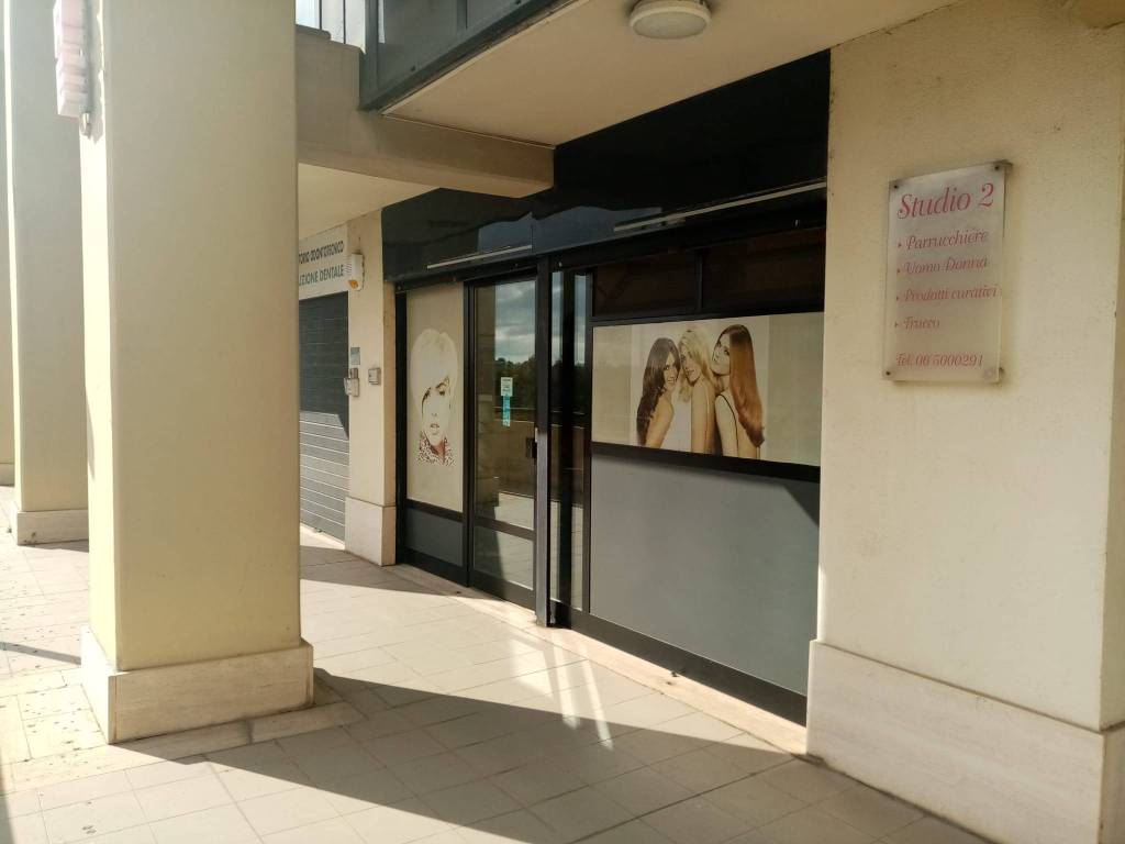 negozio in vendita a Roma in zona Torrino