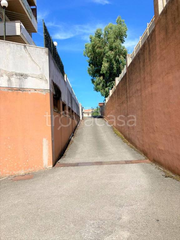 negozio in vendita a Roma in zona Tor Bella Monaca
