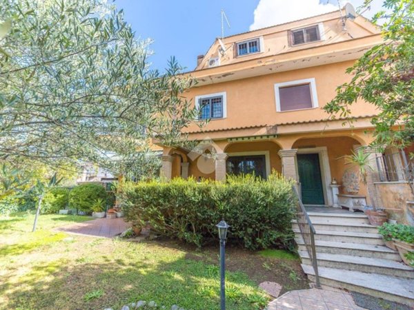 casa indipendente in vendita a Roma in zona Infernetto