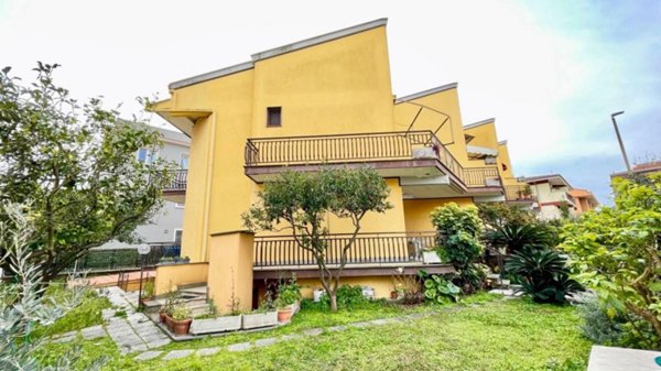 casa indipendente in vendita a Roma in zona Ostia